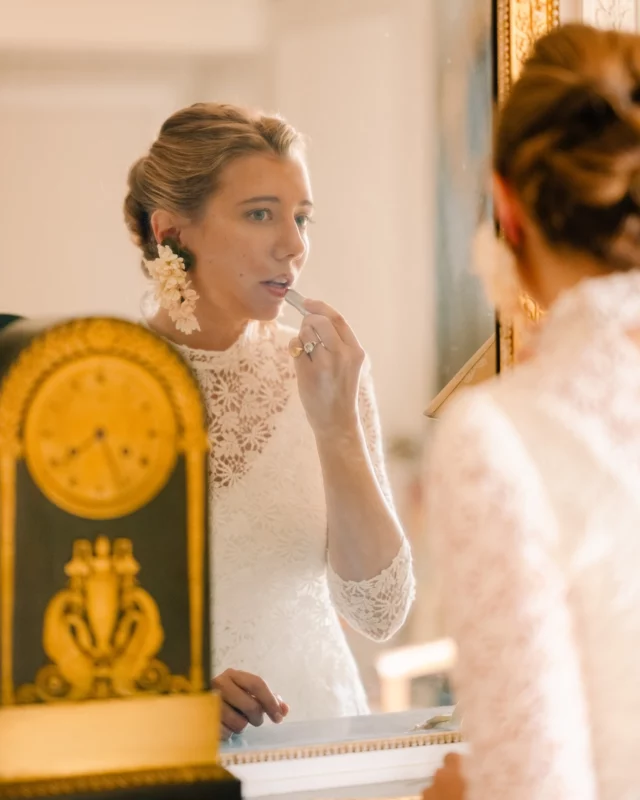 Ces quelques instant suspendus avant le grand oui ☀️👰🏼‍♀️ 
Les préparatifs sont vraiment une petite parenthèse hors du temps que j'aime tout particulièrement. 

#frenchdestinationwedding #weddingdetails
#frenchweddingstyle #photographemariagesuisse #destinationweddingphotographer #photographegeneve #photographelausanne #photographeannecy #sinspirersemarier #swissphotographer #destinationwedding #destinationphotography #nikonphotographer #weddingdetails #elegantwedding #photographebourgogne #photographelausanne #genevaphotographer #photographeauvergnerhonealpes #frenchchateauwedding #photographebourgogne #mariagebourgogne #elegantwedding #mariagebeaujolais #lausannephotographer
