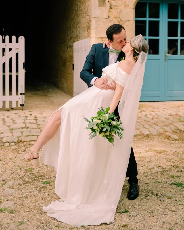 " On n'est pas à l'aise devant l'appareil photo"
" Nous on ne sait pas poser par contre "
" Elé, on est vraiment pas photogéniques" 

Ces phrases que j'entends de 90% des fiancés. Ne vous inquiétez pas, on est tous pareils. Rares sont ceux qui sont réellement à l'aise devant l'objectif. (Pourquoi vous croyez que je suis plutôt derrière l'objectif?) 
Cela fait partie de mon travail de vous mettre à l'aise. C'est pour cela que j'aime prendre le temps d'échanger, d'apprendre à vous connaître. C'est pour cela que je demande 30 minutes de photos de couple (Pour vous laisser le temps de vous mettre à l'aise, pour explorer différents spots sur le lieux de mariage, pour laisser un peu de place à la créativité aussi) 

Et puis, regardez- moi ces bombes. ❤️‍🔥 Soyez amoureux, soyez vrais, montrez vos émotions et soyez vous-mêmes. Riez, kiffez ce moment, laissez vous prendre au jeu, je vous assure qu'il en vaut la chandelle. 🪩❤️ 
👰🏼‍♀️ @madame_a_dit_oui 
👑 @comptoirdore 

🎞️ BOOKINGS 2026 : Eleonorelanglois.com

#frenchdestinationwedding #weddingdetails
#frenchweddingstyle #photographemariagesuisse #destinationweddingphotographer #photographegeneve #photographelausanne #photographeannecy #sinspirersemarier #swissphotographer #destinationwedding #nikonphotographer #weddingdetails #elegantwedding #photographebourgogne #genevaphotographer #photographeauvergnerhonealpes #frenchchateauwedding #photographeprovence #provenceweddingphotographer #elegantwedding #mariagebeaujolais #lausannephotographer #swissphotographer #mariageprovence #mariagebourgogne #photographelausanne #zurichphotographer #mariagemarseille #mariagecatholique